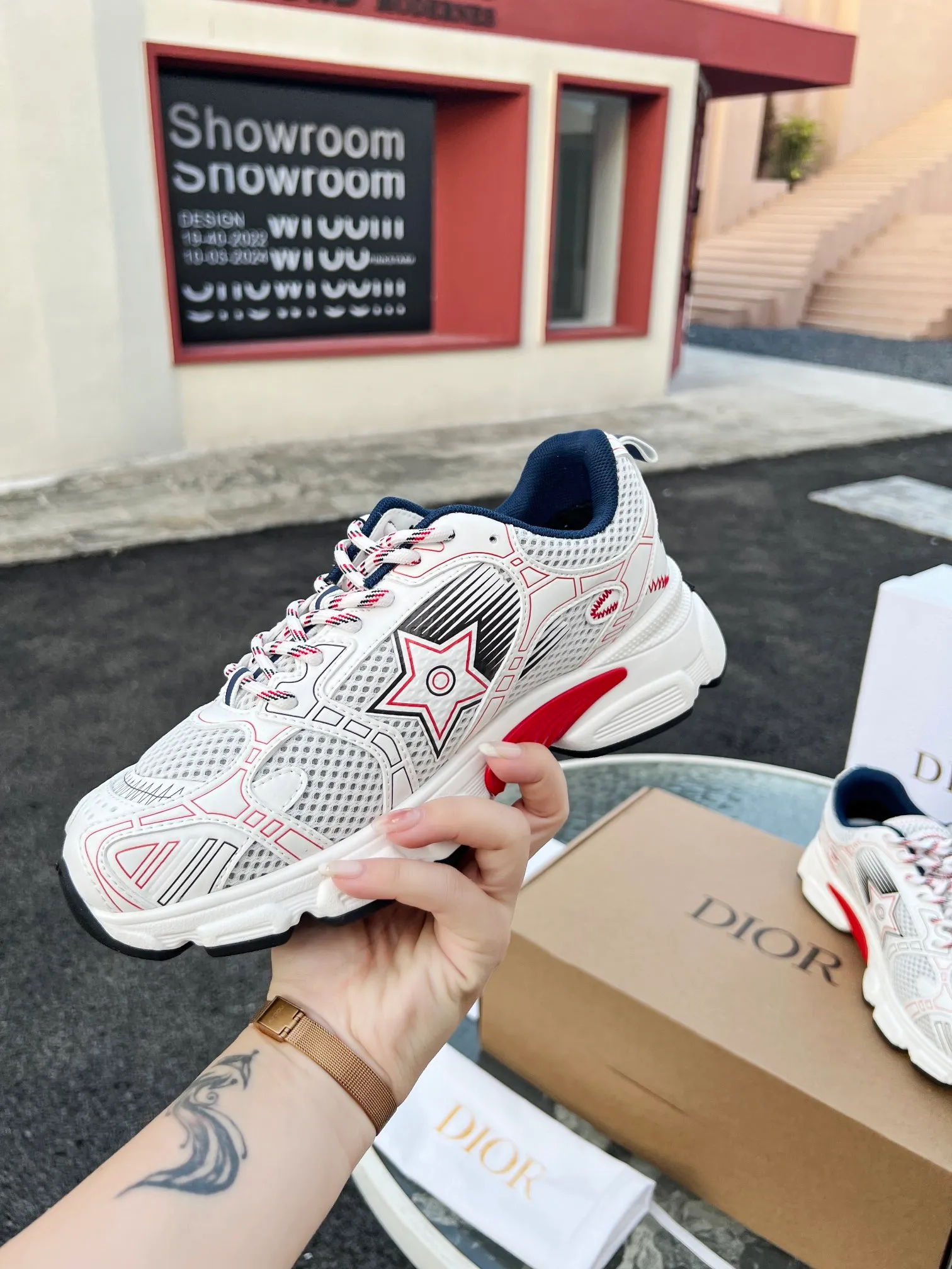👟👟Ex-factory price 600👟👟 High version couple model🍸 Dior Dior | 2024 ˢˢDilraba, many stars have the same style. L’s 2024 spring and summer new products. The latest popular Chrono series, thick-soled mesh color-blocking running shoes, dad shoes, casual sports shoes series〰 Original purchase, development and production👍🏻This Dior Chrono sneaker is made of white and black mesh fabric with leather effect panels. The CD logo on both sides, the star patch on the tongue and the Dior logo on the heel, many details highlight the style. The two-tone laces, lightweight sole and star embellishment allow for a casual look all year round, complementing a variety of casual or elegant pieces. ♺Upper: Original imported first-layer cowhide + mesh ♺Inner lining: Original customized breathable lining ♺Outsole: Original molded EVA super light and super soft outsole ♺Heel height: 4.5cm ♺Size: Female 35-41 Male 39-45 (Female 40.41 Male 45 customized)